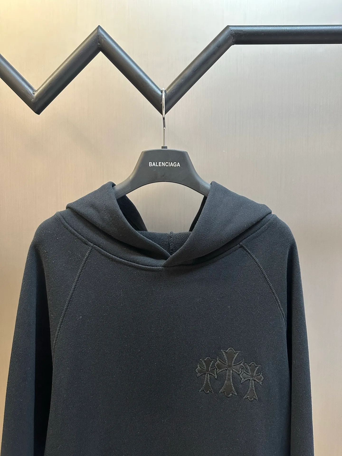P490 Chrome Hearts Chrome Hearts Logo Hooded Sweatshirt. Customized heavy fortress intertwined air cotton, Chrome Hearts cross patch embroidery decoration on the chest, becoming the ultimate interpretation of dark gothic style. CH Gothic font is the finishing touch on the back panel, making the totem become your spiritual punctuation. The logo iron plate sways slightly with the swing of the body, adding a sense of movement and vitality.  Adopting imported machine appliqué embroidery technology, using advanced computer control systems and precision mechanical components, the Chrome Hearts logo appliqué embroidery operation is realized, presenting an embroidery effect with both clarity and three-dimensionality size: s m l xl